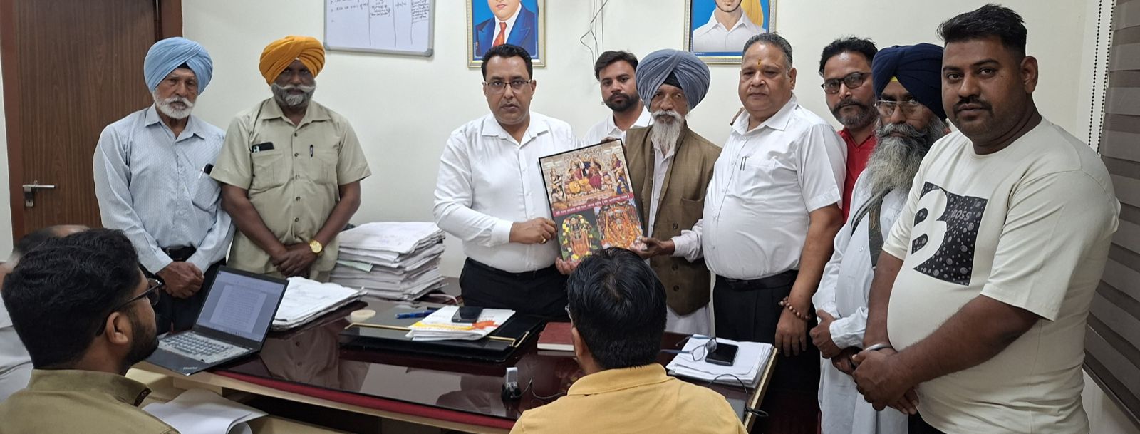 ਸ਼੍ਰੀ ਰਾਮ ਸੁਸਾਇਟੀ ਵੱਲੋਂ ਐਡਵੋਕੇਟ ਮੰਗਤ ਰਾਮ ਸਿੱਲੀ ਦੀ ਅਗਵਾਈ ਵਿੱਚ ਤਹਿਸੀਲਦਾਰ ਜਗਸੀਰ ਸਿੰਘ ਨੂੰ ਕੀਤਾ ਸਨਮਾਨਿਤ
