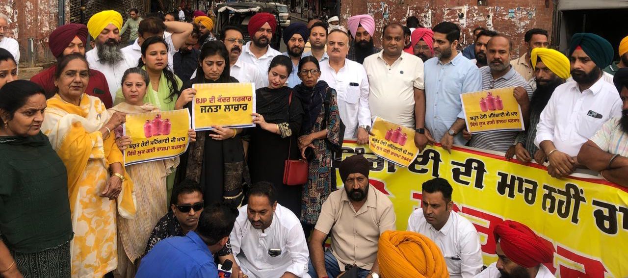 ‘ਆਪ’ ਦੇ ਟ੍ਰੇਡ ਵਿਂਗ ਵੱਲੋਂ ਗੈਸ ਸਿਲੈਂਡਰ ਦੀਆਂ ਕੀਮਤਾਂ ਵਿੱਚ ਵਾਧੇ ਖ਼ਿਲਾਫ਼ ਘੰਟਾ ਘਰ ’ਤੇ ਰੋਸ ਪ੍ਰਦਰਸ਼ਨ