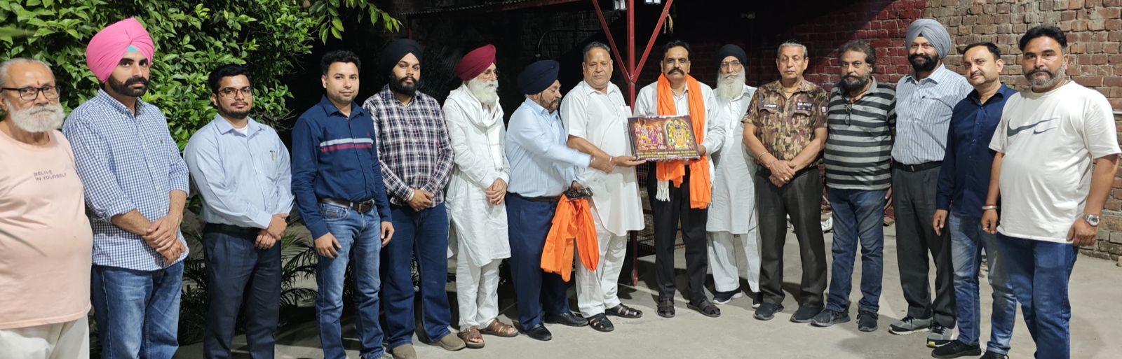 ਸ਼੍ਰੀ ਰਾਮ ਸੋਸ਼ਲ ਵੈਲਫੇਅਰ ਸੁਸਾਇਟੀ ਵੱਲੋਂ ਪ੍ਰਧਾਨ ਮੰਗਤ ਰਾਮ ਸਿਲ੍ਹੀ ਦੀ ਅਗਵਾਈ ਵਿੱਚ ਵਿਧਾਇਕ ਕੁੰਵਰ ਵਿਜੇ ਪ੍ਰਤਾਪ ਸਿੰਘ ਦਾ ਸਨਮਾਨ