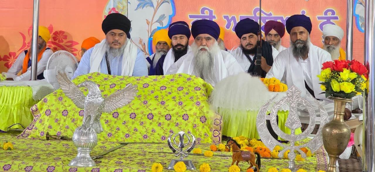 ਦਮਦਮੀ ਟਕਸਾਲ ਨੇ ਗੁ. ਭਗਤਾਂ ਦਾ ਡੇਰਾ ਤਰਸਿੱਕਾ ਵਿਖੇ ਸਜਾਏ ਸ਼ਹੀਦੀ ਦੀਵਾਨ ਗੁਰਦੇਵ ਸਿੰਘ ਵੱਲੋਂ ਸੰਤ ਗਿਆਨੀ ਹਰਨਾਮ ਸਿੰਘ ਖਾਲਸਾ ਸਮੇਤ ਹਾਜ਼ਰ ਪ੍ਰਮੁੱਖ ਧਾਰਮਿਕ ਸ਼ਖਸ਼ੀਅਤਾਂ ਦਾ ਵਿਸ਼ੇਸ਼ ਸਨਮਾਨ ਕੀਤਾ ਗਿਆ
