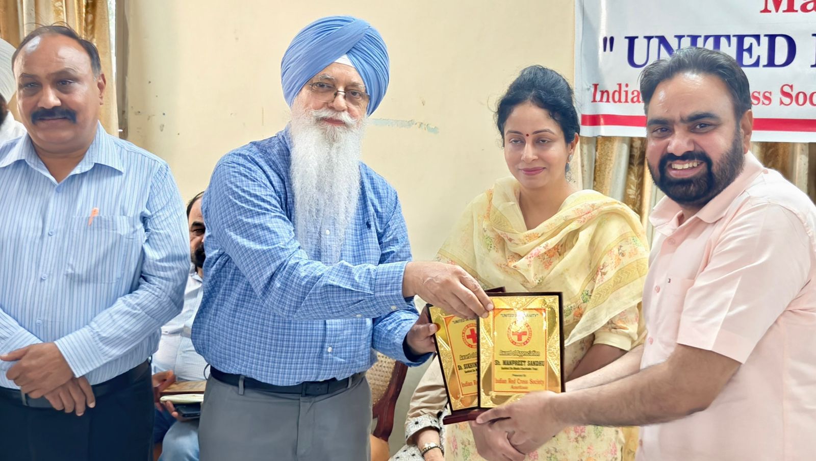 ਰੈੱਡ ਕਰਾਸ ਸੁਸਾਇਟੀ ਵੱਲੋਂ ਸਰਬੱਤ ਦਾ ਭਲਾ ਟਰੱਸਟ ਸਨਮਾਨਿਤ      ਟਰੱਸਟ ਵੱਲੋਂ ਸਨਮਾਨ ਟਰੱਸਟ ਦੇ ਅਹੁਦੇਦਾਰ ਮਨਪ੍ਰੀਤ ਸੰਧੂ ਵੱਲੋਂ ਕੀਤਾ ਗਿਆ ਪ੍ਰਾਪਤ 