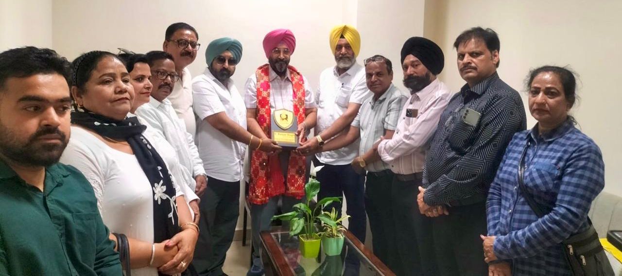 ਡਾ. ਚੇਤਨਪੁਰਾ ਅਤੇ ਚੇਅਰਮੈਨ ਗਿੰਨੀ ਭਾਟੀਆ ਵੱਲੋਂ ਏਡੀਸੀਪੀ ਹਰਪਾਲ ਸਿੰਘ ਸਨਮਾਨਿਤ
