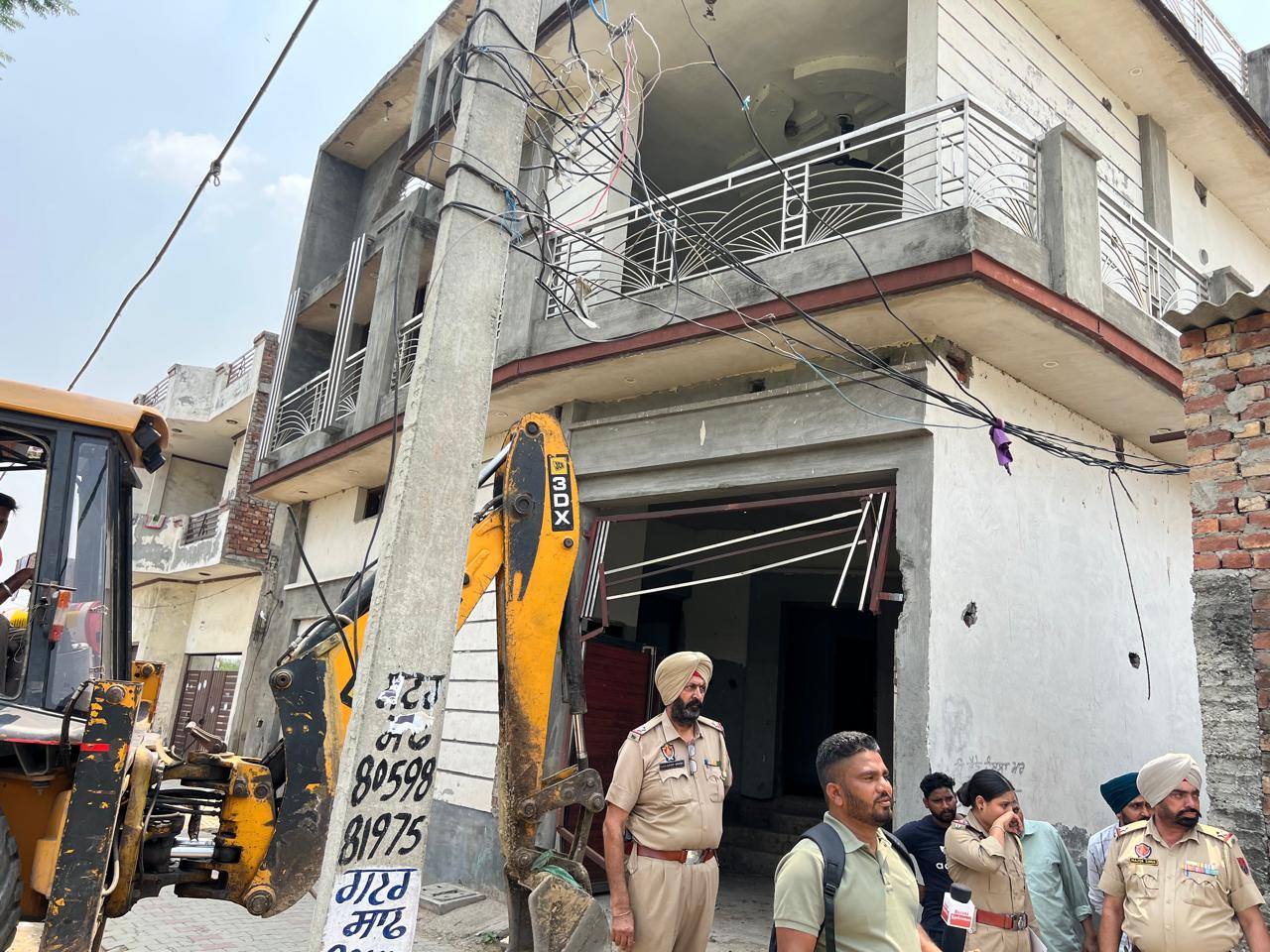 ਮਜੀਠਾ ਵਿਖੇ ਯੁੱਧ ਨਸ਼ਿਆਂ ਵਿਰੁੱਧ ਹੋਈ ਵੱਡੀ ਕਾਰਵਾਈ ਤਹਿਤ ਗੈਰ-ਕਾਨੂੰਨੀ ਇਮਾਰਤ ਢਾਹੀ 
