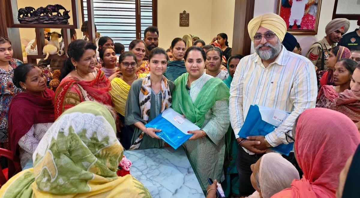 ਵਾਰਡ ਨੰਬਰ 18 ਵਿੱਚ ਐਡਵੋਕੇਟ ਨਿਜਰ ਵੱਲੋਂ ਕਰਵਾਈ ਮੀਟਿੰਗ ਵਿੱਚ ਵਿਧਾਇਕ ਜੀਵਨਜੋਤ ਕੌਰ ਨੇ ‘ਸਖੀਆਂ’ ਨਾਲ ਕੀਤੀ ਵਿਸ਼ੇਸ਼ ਮੁਲਾਕਾਤ ਪੰਜਾਬ ਸਰਕਾਰ ਦਾ ਮਕਸਦ ਸਮਾਜ ਦੀ ਹਰ ਮਹਿਲਾ ਅਤੇ ਧੀ ਨੂੰ ਆਰਥਿਕ ਤੌਰ ਤੇ ਮਜਬੂਤ ਬਣਾਉਣਾ- ਵਿਧਾਇਕ ਜੀਵਨ ਜੋਤ ਕੋਰ
