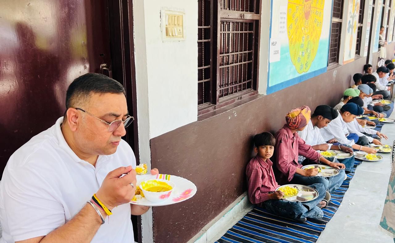 ਪੰਜਾਬ ਰਾਜ ਖੁਰਾਕ ਕਮਿਸ਼ਨ ਦੇ ਮੈਂਬਰ ਵਿਜੇ ਦੱਤ ਵੱਲੋਂ ਅੰਮ੍ਰਿਤਸਰ ਜ਼ਿਲ੍ਹੇ ਦੇ ਰਈਆ ਖੇਤਰ ਦਾ ਦੌਰਾ      ਬੱਚਿਆਂ ਨੂੰ ਸਾਫ਼, ਪੌਸ਼ਟਿਕ ਅਤੇ ਗੁਣਵੱਤਾ ਵਾਲਾ ਭੋਜਨ ਮੁਹੱਈਆ ਕਰਵਾਉਣ ਦੀਆਂ ਹਦਾਇਤਾਂ ਦਿਤੀਆਂ 