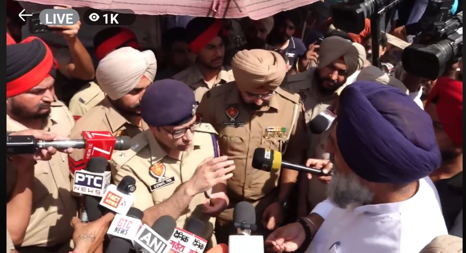 ਮਜੀਠਾ ਵਿਖੇ ਨਗਰ ਕੌਂਸਲ ਚੋਣਾਂ ਦੌਰਾਨ ਆਪ ਅਤੇ ਅਕਾਲੀ ਵਰਕਰਾਂ ਚ ਹੋਈ ਝੜਪ, 2 ਜਖਮੀ , ਪੁਲੀਸ ਆਪ ਸਰਕਾਰ ਦੀ ਕਠਪੁਤਲੀ ਬਣ ਕੇ ਕੰਮ ਕਰ ਰਹੀ ਹੈ – ਬਿਕਰਮ ਮਜੀਠੀਆ 