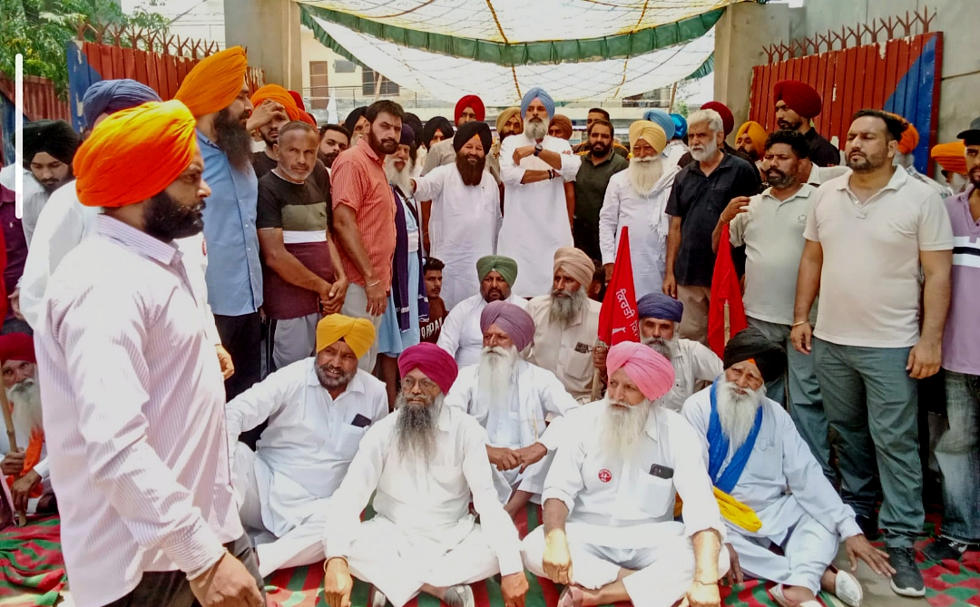 ਅਕਾਲੀ ਵਰਕਰ ਤੇ ਮਜੀਠੀਏ ਦੇ ਖਾਸ ਜੋਬਨਪ੍ਰੀਤ ਸਿੰਘ ਨੂੰ ਪੁਲਿਸ ਵੱਲੋਂ ਗ੍ਰਿਫਤਾਰ ਕਰਨ ਤੇ ਮਜੀਠੀਆ ਨੇ ਘੇਰਿਆ ਮਜੀਠਾ ਥਾਣਾ