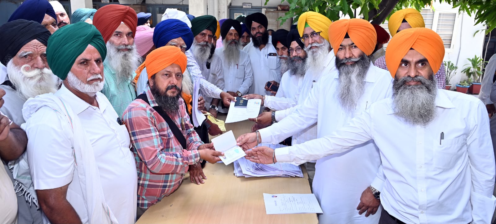 ਸ੍ਰੀ ਗੁਰੂ ਅਰਜਨ ਦੇਵ ਜੀ ਦੇ ਸ਼ਹੀਦੀ ਦਿਹਾੜੇ ਮੌਕੇ ਸਮਾਗਮਾਂ ’ਚ ਸ਼ਮੂਲੀਅਤ ਲਈ ਪਾਕਿਸਤਾਨ ਜਾਣ ਵਾਲੇ ਸ਼ਰਧਾਲੂਆਂ ਨੇ ਵੀਜਾ ਲੱਗੇ ਪਾਸਪੋਰਟ ਕੀਤੇ ਪ੍ਰਾਪਤ