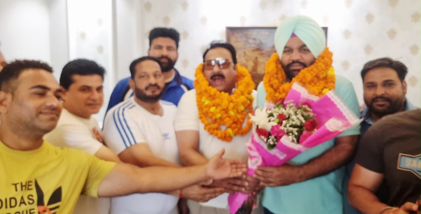 ਵਿਦੇਸ਼ ਦੌਰੇ ਤੋਂ ਵਾਪਸ ਪਰਤੇ ਅੰਮ੍ਰਿਤਸਰ ਦੇ ਮੈਂਬਰ ਪਾਰਲੀਮੈਂਟ ਗੁਰਜੀਤ ਔਜਲਾ ਦਾ ਸੰਜੀਵ ਅਰੋੜਾ ਵੱਲੋਂ ਨਿੱਘਾ ਸਵਾਗਤ