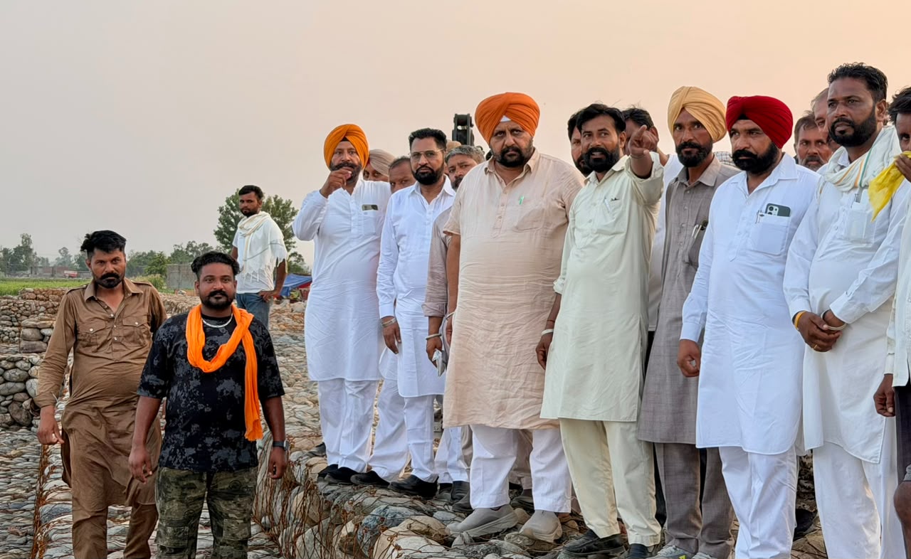 ਵਿਧਾਇਕ ਭੁੱਲਰ ਨੇ ਪਿੰਡ ਟੈਡੀਂ ਵਾਲਾ ਵਿਖੇ ਸਤਲੁਜ ਦਰਿਆ ਵਿੱਚ ਬਣਾਈਆਂ ਜਾ ਰਹੀਆਂ ਨੋਚਾਂ ਦਾ ਜਾਇਜ਼ਾ ਲਿਆ