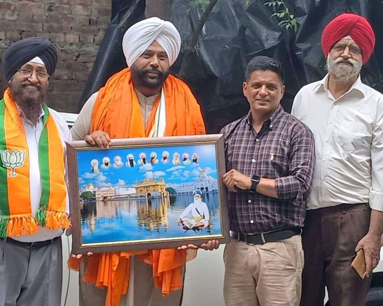 ਭਾਜਪਾ ਆਗੂ ਮਨਜੀਤ ਸਿੰਘ ਨੇ ਕਵਰਬੀਰ ਸਿੰਘ ਮੰਜਿਲ ਨੂੰ ਕੀਤਾ ਸਨਮਾਨਿਤ