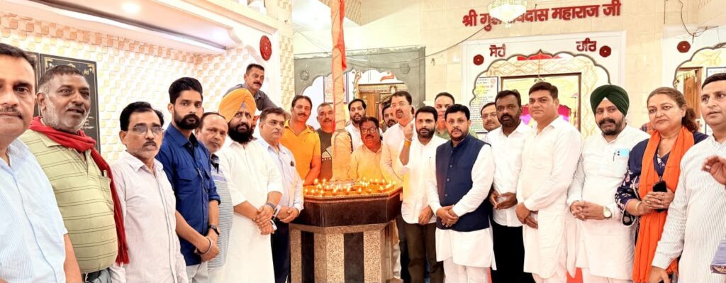 ਨਵ-ਨਿਯੁਕਤ ਭਾਜਪਾ ਜ਼ਿਲ੍ਹਾ ਪ੍ਰਧਾਨ ਸਲਿਲ ਕਪੂਰ ਨੇ ਆਪਣੀ ਟੀਮ ਸਮੇਤ ਸ੍ਰੀ ਹਰਿਮੰਦਰ ਸਾਹਿਬ, ਸ੍ਰੀ ਦੁਰਗਿਆਣਾ ਮੰਦਰ ਅਤੇ ਕੇਂਦਰੀ ਭਗਵਾਨ ਸ੍ਰੀ ਵਾਲਮੀਕਿ ਮੰਦਰ ਵਿਖੇ ਮੱਥਾ ਟੇਕ ਕੇ ਆਸ਼ੀਰਵਾਦ ਲਿਆ
