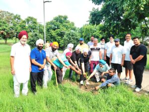 ਇੰਦਰਪਾਲ ਰਾਜਾ ਨੇ ਰਣਜੀਤ ਐਵਨਿਊ ਰੋਜ਼ ਗਾਰਡਨ ਪਾਰਕ ਵਿਖੇ ਪੌਦੇ ਲਗਾ ਕੇ ਮੁਹਿਮ ਦੀ ਕੀਤੀ ਸ਼ੁਰੂਆਤ
