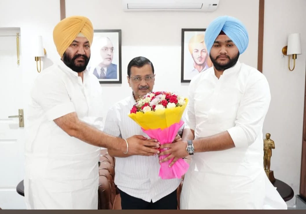 ਹਲਕਾ ਇੰਚਾਰਜ ਤਲਬੀਰ ਸਿੰਘ ਗਿੱਲ ਤੇ ਸਰਪ੍ਰੀਤ ਸਿੰਘ ਗਿੱਲ ਨੇ ਅਰਵਿੰਦ ਕੇਜਰੀਵਾਲ ਨਾਲ ਕੀਤੀ ਮੁਲਾਕਾਤ
