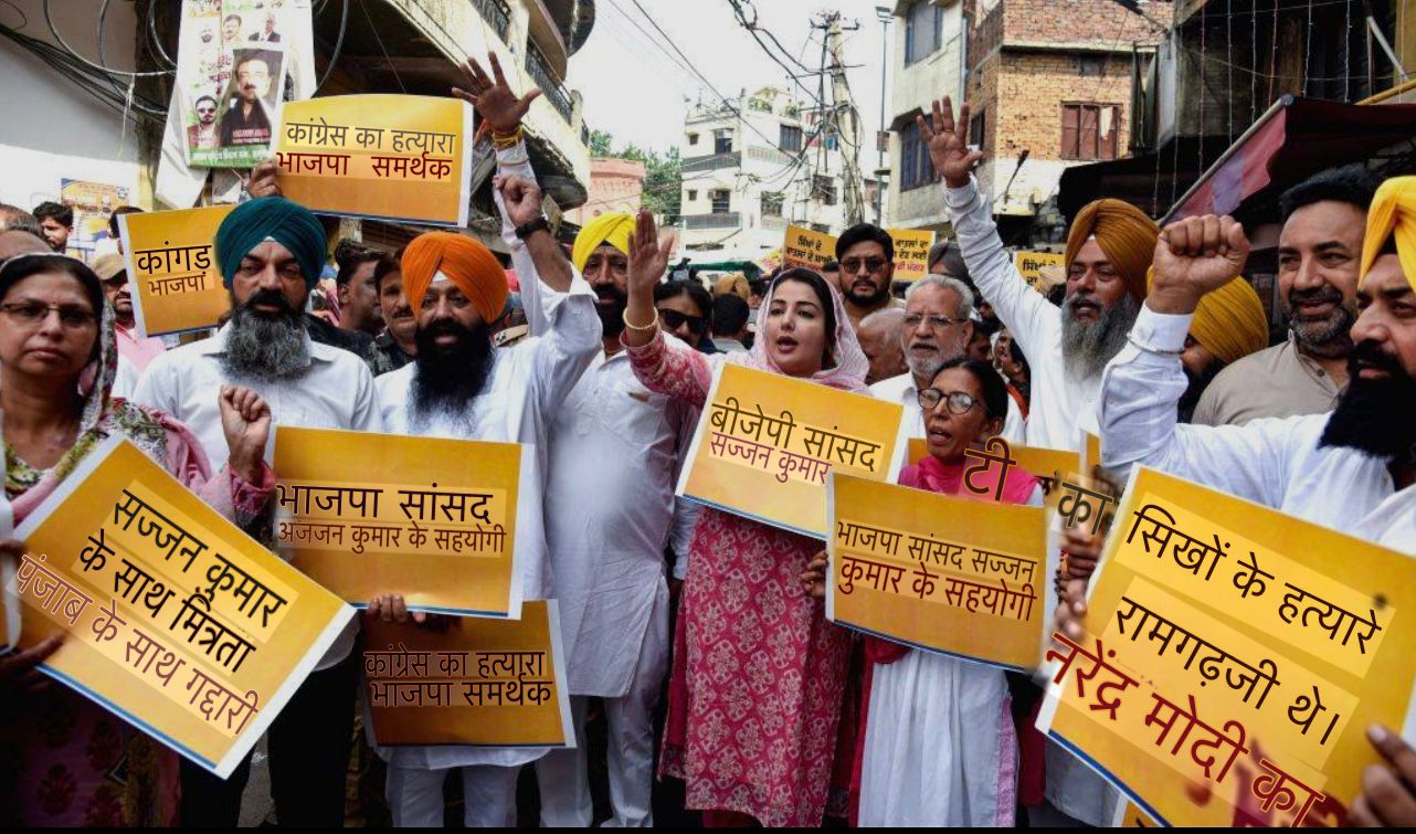 ਸੱਜਣ ਕੁਮਾਰ ਦੇ ਘਰ ਭਾਜਪਾ ਸੰਸਦ ਮੈਂਬਰਾਂ ਵੱਲੋਂ ਸੋਗ ਪ੍ਰਗਟ ਕਰਨ ’ਤੇ ‘ਆਪ’ ਦਾ ਤਿੱਖਾ ਵਿਰੋਧ, ਤਰੁਣ ਚੁੱਘ ਦੇ ਘਰ ਬਾਹਰ ਜ਼ੋਰਦਾਰ ਪ੍ਰਦਰਸ਼ਨ