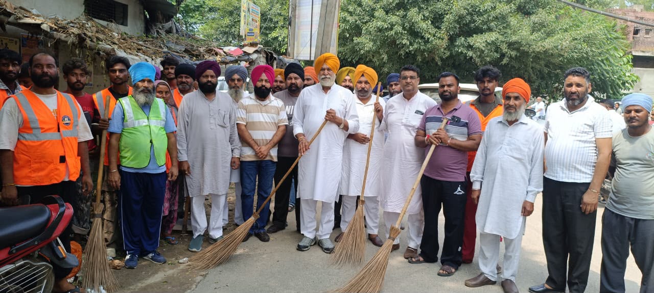 ਸ਼੍ਰੀ ਹਰਗੋਬਿੰਦਪੁਰ ਸਾਹਿਬ ਵਿਖੇ ਸੀਨੀਅਰ ਆਗੂ ਬਲਵਿੰਦਰ ਸਿੰਘ ਲਾਡੀ ਦੀ ਅਗਵਾਈ ਵਿੱਚ ਸਫ਼ਾਈ ਮੁਹਿੰਮ ਜਾਰੀ