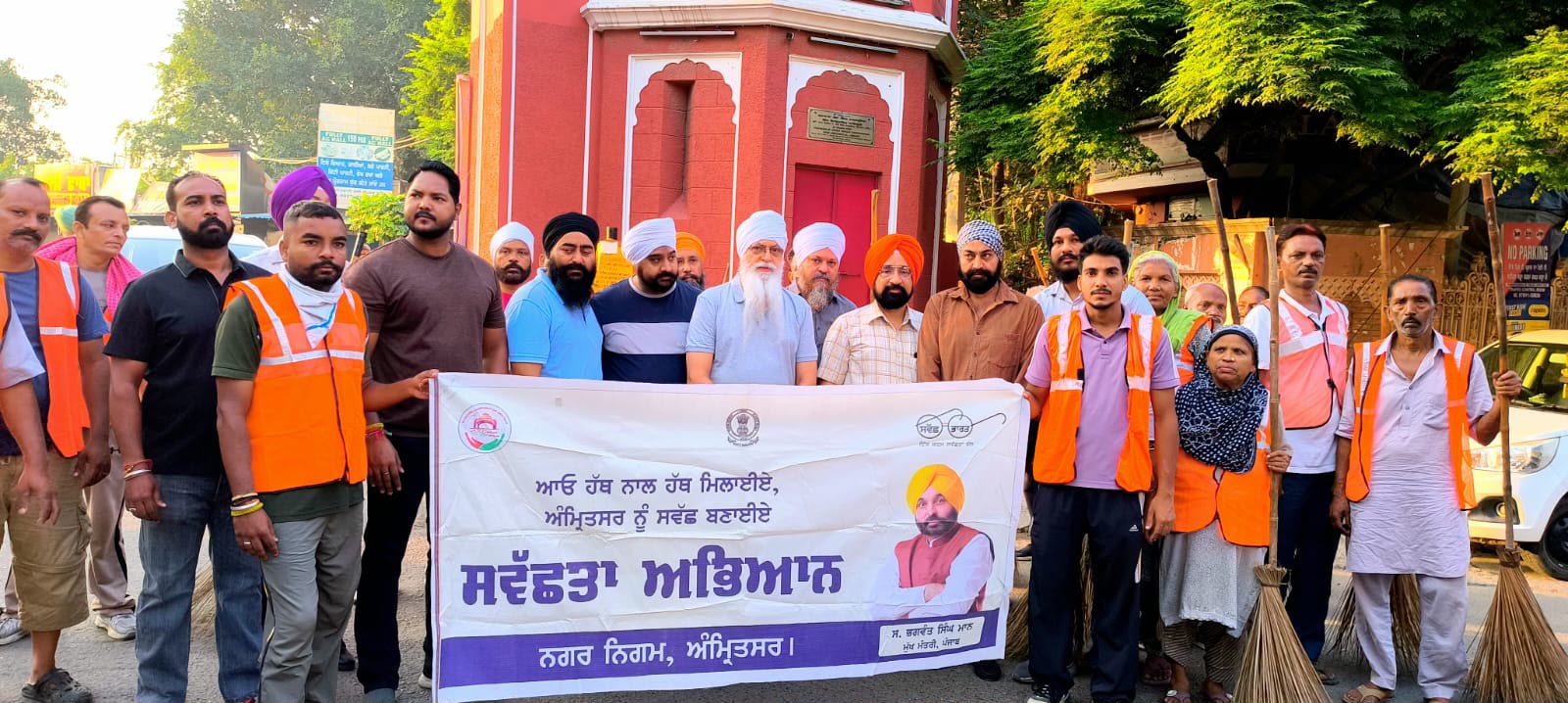 ਵਿਧਾਇਕ ਡਾ. ਇੰਦਰਬੀਰ ਸਿੰਘ ਨਿਜਰ ਦੀ ਅਗਵਾਈ ਹੇਠ ਵਾਰਡ ਨੰਬਰ 46 ਵਿੱਚ ਵਿਸ਼ਾਲ ਸਫਾਈ ਅਭਿਆਨ ਸ਼ੁਰੂ