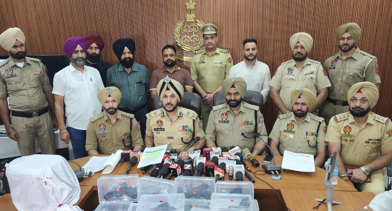 ਅੰਮ੍ਰਿਤਸਰ ਵਿੱਚ ਸਰਹੱਦ ਪਾਰੋਂ ਤਸਕਰੀ ਵਾਲੇ ਮਾਡਿਊਲ ਨਾਲ ਸਬੰਧਤ ਦੋ ਮੁਲਜ਼ਮ 15 ਪਿਸਤੌਲਾਂ ਅਤੇ 5 ਕਿਲੋ ਹੈਰੋਇਨ ਸਮੇਤ ਗ੍ਰਿਫ਼ਤਾਰ