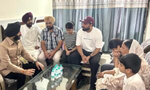 ਸ਼ਹੀਦ ਥਾਣੇਦਾਰ ਹਰਜੀਤ ਸਿੰਘ ਦੇ ਪਰਿਵਾਰ ਨੂੰ ਮਿਲੇ ਬਿੱਟਾ, ਭੇਟ ਕੀਤੀ ਸ਼ਰਧਾਂਜਲੀ