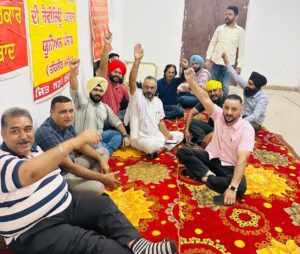 ਹੱਕੀ ਤੇ ਜਾਇਜ਼ ਮੰਗਾਂ ਅਤੇ 1056 ਆਸਾਮੀਆਂ ਖਤਮ ਕਰਨ ਤੇ ਪਟਵਾਰੀਆਂ ਨੇ ਦਫਤਰ ਬੰਦ ਰੱਖ ਕੇ ਕੀਤਾ ਰੋਸ ਪ੍ਰਦਰਸ਼ਨ